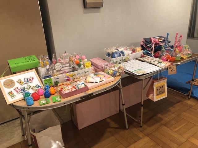 こちらのコーナーは「お子さまショップ」。
身近なものを利用して作ったアイデアいっぱいの楽しい手作りおもちゃやかわいい小物を販売しました。
価格は10円～とお手頃！子ども達はお買い物を楽しんでいました。