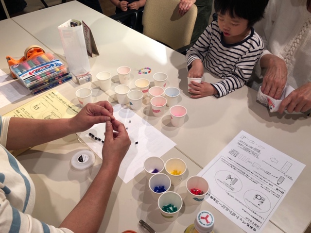 こちらは空きペットボトルを利用した「ペットボトルビーズの アクセサリー作り」。
自分で作ったアクセサリーを身に着けた子どもたちはみんな満足そうなニコニコ笑顔で帰っていきました。