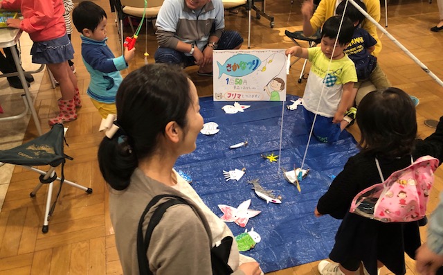 そして、この日子ども達に一番人気だったのは「魚つりゲーム」。
1回50円で景品も付いて釣り放題。サメにサンマ、イカ、タコの他に深海魚やクリオネも釣れちゃう！
この日のために上宇部ブロックの子どもたちがお魚の絵を描いたり、一生懸命準備をしてくれました。
店番も子ども達が交代で行って、お客さんの呼び込みまでしてくれました。そのおかげもあって魚つりゲームは大人気！小さな子も大きな子もこころゆくまでたくさん魚を釣って楽しんでいました。

あいにくのお天気でしたが、こうして14時の終了時間までたくさんのご家族が遊びに来てくださいました。
みなさま、本当にありがとうございました！