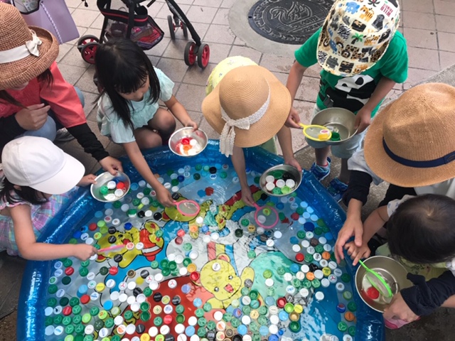 下の画像は「エコキャップすくい」の様子。たくさんの子どもたちが遊びに来てくれました。