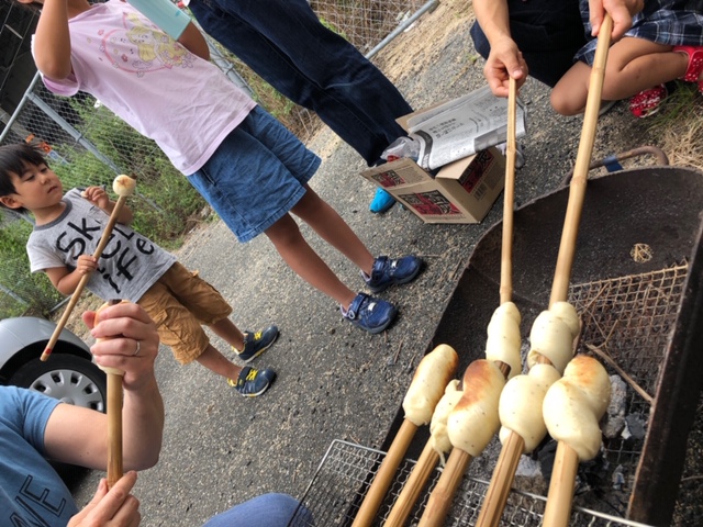 生地を竹の棒にクルクル巻き付けたら・・・