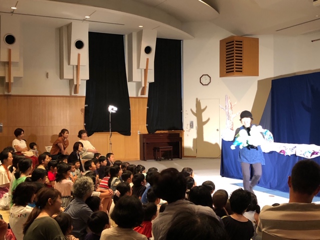 こちらは会場の入り口の風景。今回の例会を担当した小羽山ブロックの会員さんが作った「やもじろうとはりきち」がお客様をお出迎え。はりきちの背中の針は毛糸を何色も使って表現された力作です！