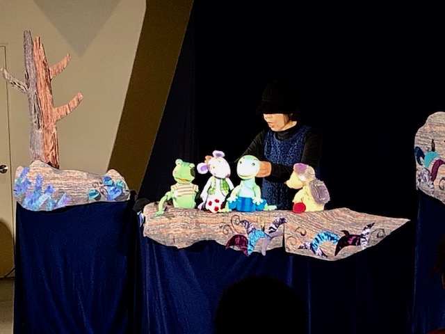 さて、いよいよ公演開始！
この日は予想していたほど雨もひどくなかったせいか、たくさんの子どもたちが見に来てくれました。
今回の公演は、ひよこや子ブタがハンモックで遊ぶ「ゆらゆら」と「やもじろうとはりきち」の二本立て。
「ゆらゆら」は登場するキャラクターの鳴き声だけでセリフがない作品ですが、子ども達にはストーリーがちゃんと伝わっていたようで会場には楽しそうな笑い声があふれました。
 