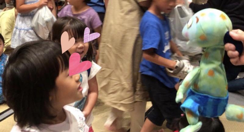 公演終了後は小羽山ブロックの子ども達からつげさんにプレゼントを送りました。
子ども達はスタッフ打ち合わせにも参加してくれていたから、プレゼントを渡すタイミングもばっちり！
緊張せずに渡せたかな？