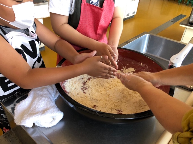 7月27日（土）厚南隣保会館　料理実習室で西宇部ブロック主催「うどんパーティー」を行いました。
この日は小羽山ブロックから下郡さんも参加してくださいました。
 
西宇部ブロックは、子ども達が成長していくにつれ、スポ少や子供会、習い事などで忙しくなっていき、ブロックの全員が集まることが難しくなってきています。今回は参加世帯は4世帯。ホームページでもお知らせしていましたが、他のブロックからの参加は下郡さん以外は残念ながらゼロという結果でした。
大人4人、子ども4人とちょっとさびしいですが、みんなで楽しくうどんを作ろうね！