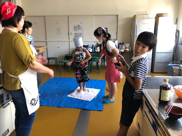 水分が粉全体になじんだら、一つのかたまりにまとめて生地をしばらくねかせます。
