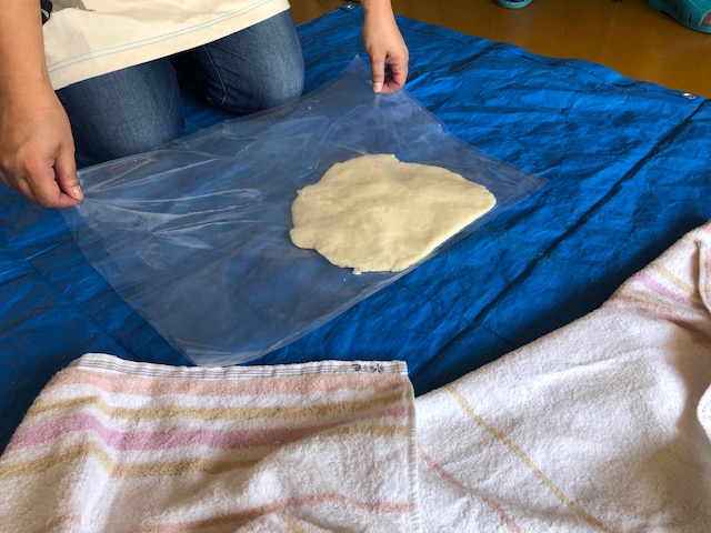 しばらく生地をねかせたら、いよいよ次はさぬきうどんならではの「踏み」の工程に入ります。
やわらかい生地を踏んだ時の何とも言えない感触は踏んでみないと分からない！
大人も子どもも交代しながらひたすらフミフミ・・・
