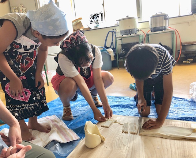 たくさん踏んで生地が広がったらたたんで丸めてまたフミフミ。これを2，3回繰り返します。
