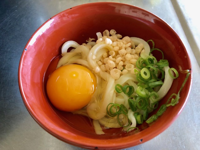 次は、いよいよ生地を伸ばして大きな麺切り包丁で切って茹でていきます。
細かったり太かったり、ばらつきはあっても自分で切ったうどんはきっと格別においしいはず。
 