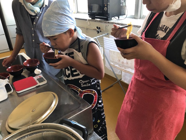 遂に完成！こちらは茹でたての麺に生卵を絡めていただく「釜玉うどん」の画像です。
