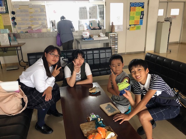 この日初めて釜玉うどんを食べた子たちもその味を気に入ってたんくさん食べてくれました
食後のデザートは、みんなで作ったフルーツポンチを食べました。うどんとフルーツポンチでお腹がいっぱいになった子ども達は、みんなそろって外に遊びに出かけました。
みんなそれぞれ忙しくなって、なかなか会う機会が無くても、会えばすぐ打ちとけて遊び始められる子ども達の様子を見て私たち大人は、異年齢の仲間の大切さを再認識しました。
