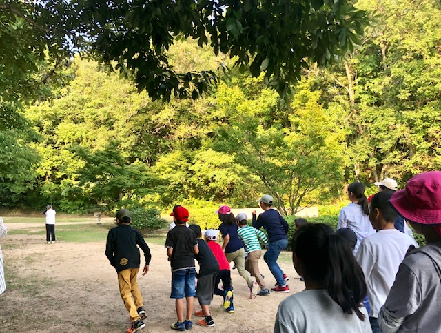 8月17日（土）ときわ湖畔北キャンプ場にてナイトウォークを行いました。
この企画は昨年から「キッズうべたん」のプログラムとしてもエントリーしているので、一般の子ども達もたくさん参加してくれました。
 
各班で自己紹介がすんだら、初めて会う仲間と仲良くなるためにまずは集団遊び。
恩田ブロック「友だちの会」の子どもたち主導で3つのゲームをしました。
 
 