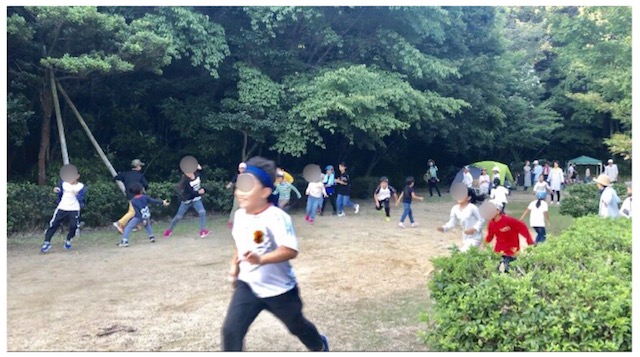 最初は「だるまさんが転んだ」。
みんな鬼を目指してダッシュ！大人スタッフも参加していましたが、子ども達には全く勝てませんでした。
スタッフが子どものころにはなかったローカルルール（？）に大人が困惑する場面もあって、「だるまさんが転んだ」も時代とともにルールが変わってきているのか、と大人には新鮮な驚きがありました。
 