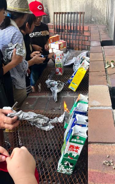 集団遊びの後はホットドッグ作り。
 