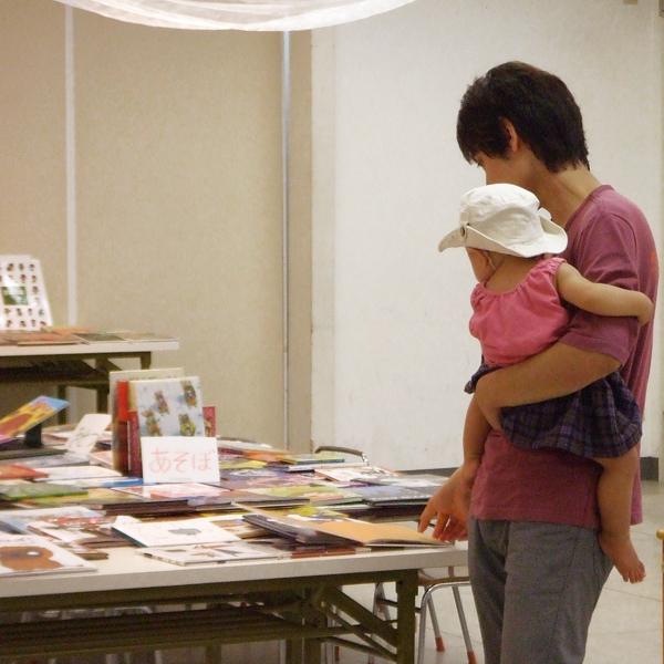 知らなかった絵本、懐かしの絵本に出会えることができるようにたくさんのの絵本を揃えました。
この機会にわくわくする絵本に子どもやママやパパが出会えたら嬉しいですね。
「木のおもちゃ」や知育ブロック「LaQラキュー」も用意しました。