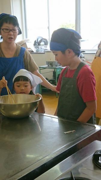 9月28日（土）厚南隣保会館にて西宇部ブロック主催「肉まん作り」を行いました。
今回は例会の次の日が開催日だったので例会の場をお借りして他のブロックの皆さんにも参加を呼び掛けたところ、上宇部ブロックと小羽山ブロックからも参加してくださいました。