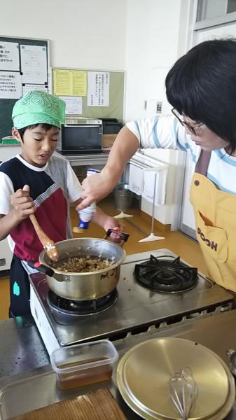 まずは生地作りから。今日は粉の計量からやってもらいます。粉の準備が出来たら温めた牛乳、お水、サラダ油を入れておはしでまぜまぜ。まとまってきたら今度は手でギュッギュッとこねていきます。
 
