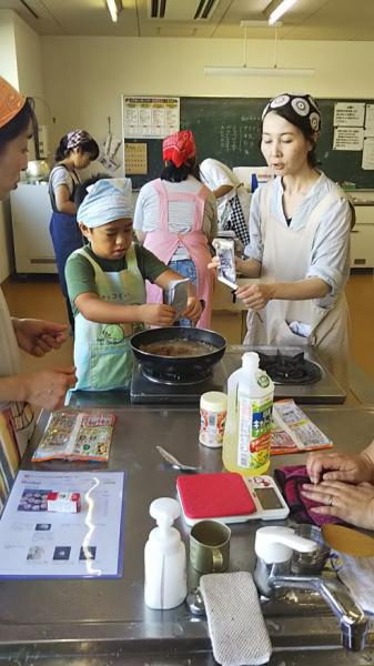 生地がこねあがったら次は「肉あん」を作ります。ひき肉・しいたけ・タケノコをフライパンで炒めたら調味料で下味をつけていきます。下味をつけた具を冷ましたら、生のひき肉としっかり混ぜ合わせます。
 