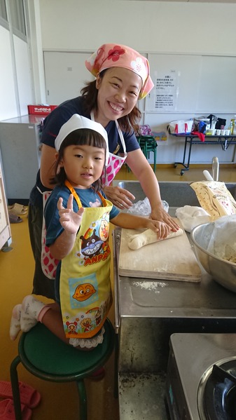 今日はもう一品「麻婆春雨まん」も作ります！市販の「麻婆春雨」にひき肉を少し加えてとろみを強めに付けたものを皮に包みます。これが普通の肉まんとはまた一味違った美味しさです♪
同時進行でデザートの杏仁豆腐の準備もしていきます・・・