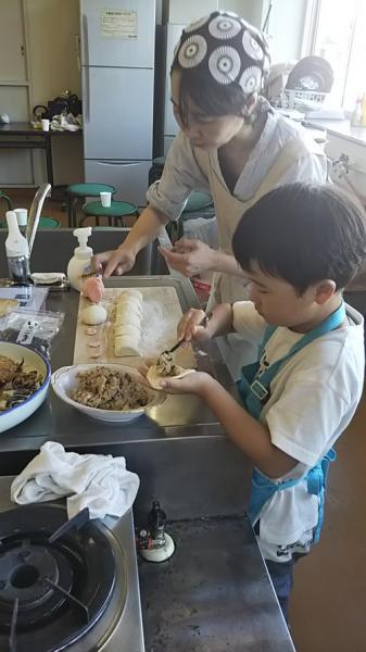 2種類のあんが出来上がったところで、いよいよ皮で包んでいきます。発酵させておいた生地を伸ばして等分になるよう包丁で切ります。