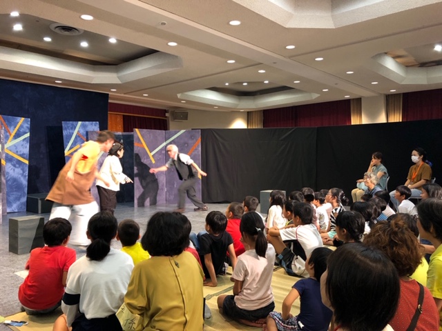 上演予定時間より少し遅れてお芝居がスタート。
お芝居の冒頭の部分では、小さい子ども達には人間の俳優さんが犬を演じるという設定をすぐには受け入れられなかったようですが、お芝居が進んでいくにしたがって３匹の犬たちの物語にどんどん引き込まれて行きました。