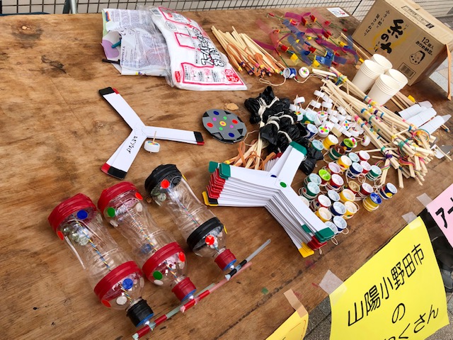 他の参加団体さんも色々と楽しい企画を用意されていました。上の写真は、メイン会場の体育館内のかまぼこ板を使った「ひみつ基地」です。中に入って遊ぶことができ、子ども達が楽しそうに遊んでいました