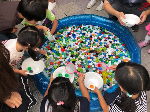 うべ★子ども21のブースにもたくさんのお客さんが遊びに来てくれました。
カエルのギロ、ヤクルトのボトルのマラカス、ペットボトルキャップを使ったカスタネット、ブブゼラ、紙コップのけん玉など簡単に作れてカワイイ手作り楽器・おもちゃは小さな子ども達に人気がありました。上の写真はヤクルトのボトルのマラカスを作っている様子です。