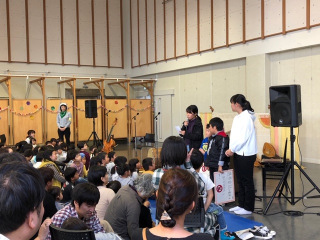 今回例会の担当は西宇部ブロックと上宇部ブロックです。
タイトルにちなんで、ちょっと早いクリスマスをお客様たちに楽しんでいただこうと、会場はクリスマスを意識した飾りつけにしました。クリスマスツリーや色とりどりのラッピングをしたプレゼントの山を見ると気持ちがウキウキしますね。手前のラッピングしたプレゼントは公演後にロバの音楽座の皆さんへお渡しするプレゼントで、上宇部ブロックの子どもたちが準備してくれました。
