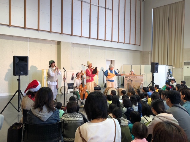 開演前のあいさつは西宇部ブロックの子ども達が担当しました。
今回の公演は一般のお客さんたちもたくさん見に来てくださって、いつもの例会よりも観客数は多め。
たくさんのお客さんの前で話すのはちょっと緊張するけど、中高生のお姉さん達に手伝ってもらいながら小学生も頑張って挨拶出来ました。