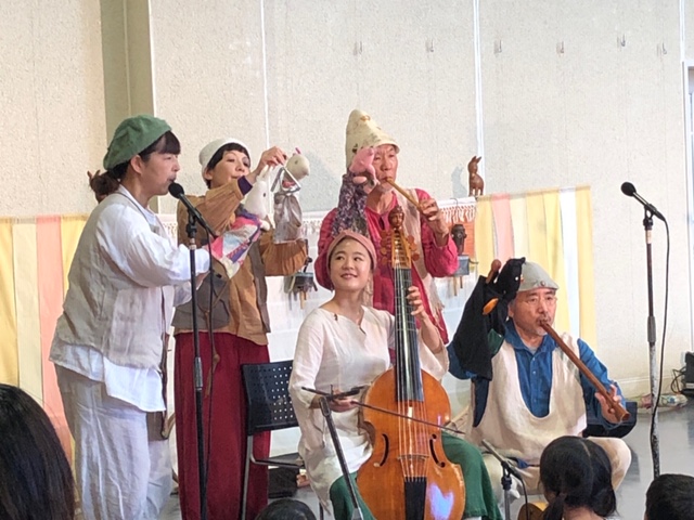 演奏が始まると、優しい楽器の音色に大人も子どもも聞き入ったり、時には一緒に歌ったり、とても楽しい時間が流れていきました。中には、曲に合わせて笛を吹いたり楽器を弾くジェスチャーをしながらノリノリで聞いてくれている子もいました！