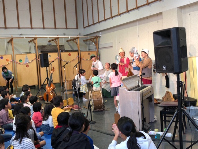 こちらの画像では、出演者の皆さんが手にはめたお人形たちが楽器を演奏している様子。かわいくてユーモラスな動物たちが楽器を演奏すると子ども達から歓声と笑顔がこぼれます。