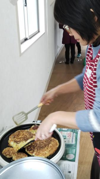 待つこと数分・・・こんが～りおいしいピザが完成！みんなで出来立てアツアツのピザをハフハフしながら食べました。う～ん！幸せ♪