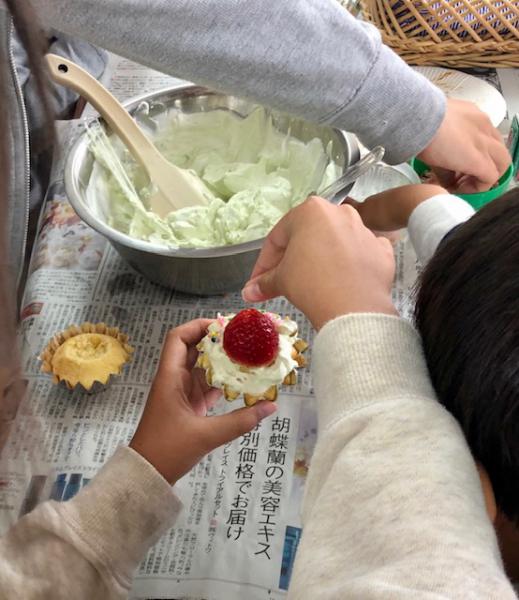 みんな、たくさん食べたね！
でも、ピザとお好み焼きでお腹がいっぱいになってもケーキは別腹。
次はカップケーキをデコレーションしてミニクリスマスケーキを作ります。