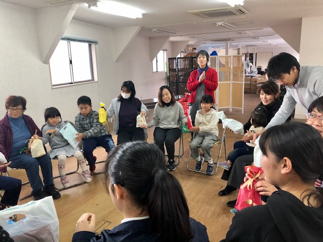 ケーキを食べてお腹がいっぱいになった後は、上宇部ブロックのおりがみ名人穐村さんから教わりながら、クリスマスツリーやサンタさんを作りました。
これまで穐村さんに折り紙を習う機会がなかった西宇部ブロックの子にはすごく新鮮な体験だったようです。
