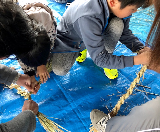 12月22日㈰１０：００～　アクトビレッジおのにて恩田ブロック主催「餅つき&しめ縄作り」を開催しました。
 
この日は小雨が降っていましたが、あいにくのお天気にもかかわらず、たくさんの親子が参加してくれました。
 


