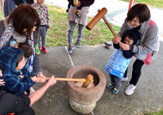 輪っかが出来たら、うらじろ・ゆずりは・旗飾りをつけて、立派なしめ縄飾りの完成です。