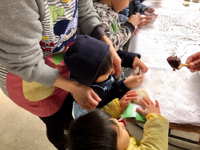 次は石臼と杵でお餅をつきます。
小さい子ども達もお母さんと一緒にペッタンペッタン、上手にお餅がつけました。
 