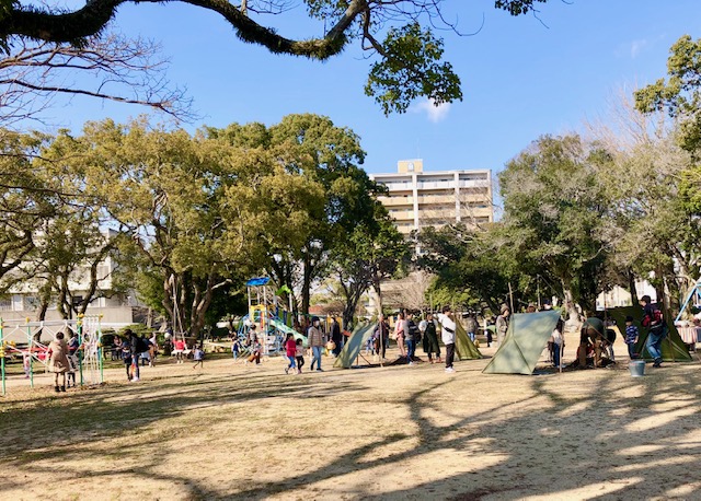 1月11日（土）　神原公園で行われた宇部市プレーパークに有志数名で参加してきました
。
宇部市公園緑地課の委託を受けて山口大学工学部主導で開催されている宇部市プレーパークは、「自分の責任で自由に遊ぶ」がモットーにで、子ども達が自由にやりたいことをして楽しめる遊び場です。
 



