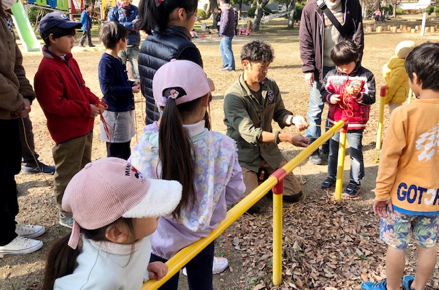 公園内は、大きな木にブランコが吊り下げられ、ロープを使った遊具が何種類か設営され、吹き矢で遊べるコーナーや、VR体験コーナー、木工作、段ボール遊びができるコーナーなど楽しいことがいっぱい！