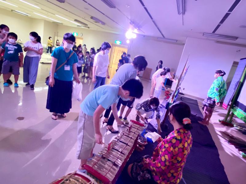 公演中不思議な音色を奏でていた楽器たちも近くで見せてもらいました。