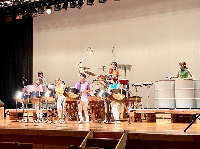 いよいよ開演時間。PAN NOTE MAGICの皆さんはじつに5か月ぶりの公演だそうです。

前半はディズニーのリトルマーメイドの劇中歌「アンダー・ザ・シー」、ジブリメドレー、ドラえもんのテーマ曲「夢をかなえてドラえもん」など、子ども達もよく知っている親しみやすい曲中心の演奏で、となりのトトロのテーマ曲「さんぽ」の演奏が始まると会場の子ども達も一緒に歌っていました。

 


