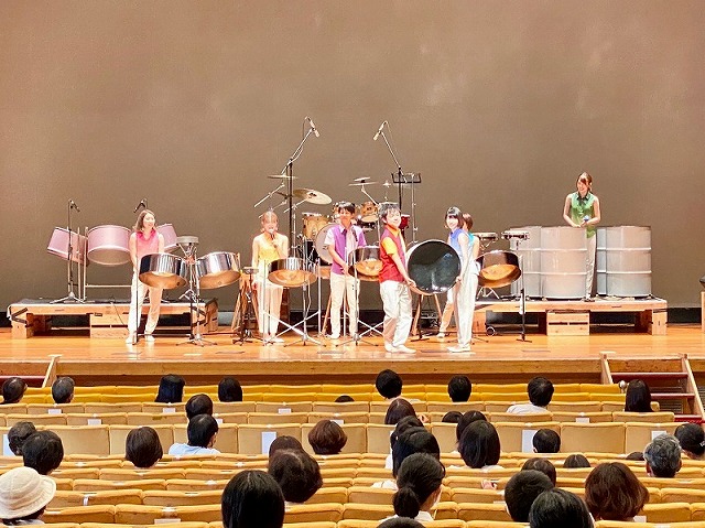 演奏の合間にはスティールパンとはどんな楽器なのか、紹介もしてくださいました。

一番大きなシックスベーススティールパンを傾けて中がどうなっているのか、見せてもらいました。

 

また、男性メンバー2人によるスティールパンがどうやって生まれたかを説明するお芝居はとてもコミカルで、会場からは笑い声が聞こえてきました。