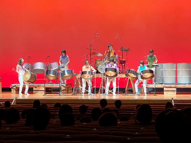 後半はビバルディの協奏曲「四季」から「冬」、日本の民謡「こきりこ節」、本場トリニダード・トバゴのコンテストで演奏された曲「If you really want it」などバラエティに富んだ選曲で、PAN NOTE MAGICの演奏の魅力を十分に楽しむことが出来ました。

 