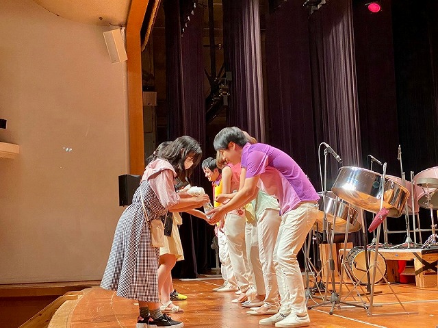 公演終了後には、すてきな演奏のお礼に恩田ブロックの子ども達からPAN NOTE MAGICの皆さんプレゼントを渡しました。今回公演を共催した宇部音鑑の方達も久しぶりの例会をとても楽しまれたようで、プレゼント贈呈の後に音鑑の会員さんの席から「アンコール！」の声が上がっていました。

 

PAN NOTE MAGICの皆さんは最後にアンコールに応えて、唱歌「ふるさと」を演奏してくださり、この日の公演は無事終了しました。

 