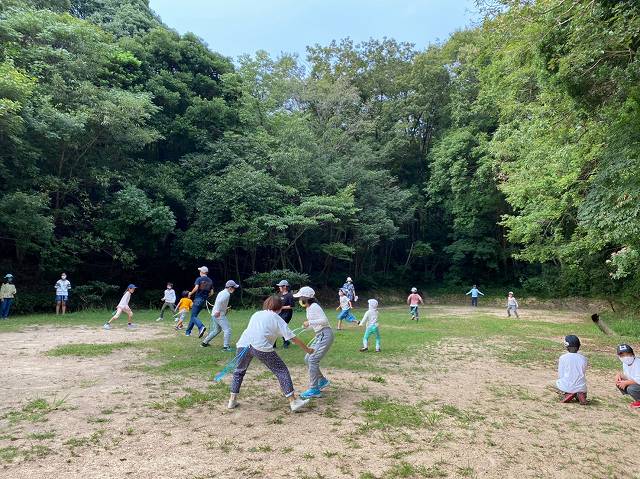 いよいよナイトウォーク当日。
心配していたお天気も問題なく、集まった子ども達はあいさつを済ませると、3つの班に分かれてチーム対抗しっぽ取りゲームなどを楽しみました。