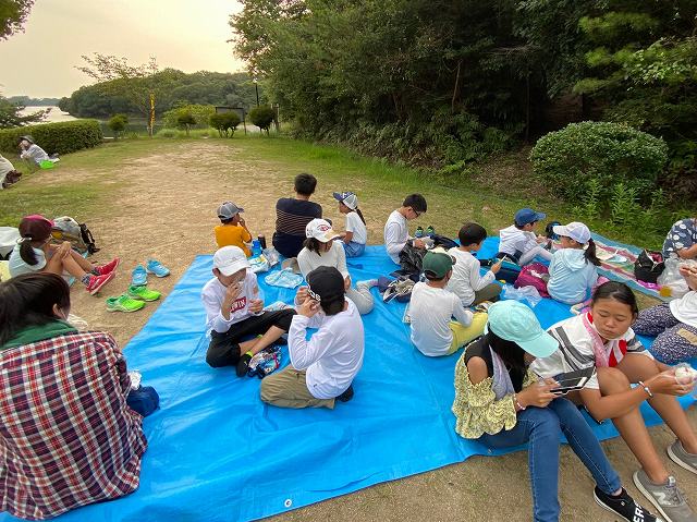 ゲームの後は、各自が持ってきたおにぎりで腹ごしらえをしながら日が沈むのを待ちました。