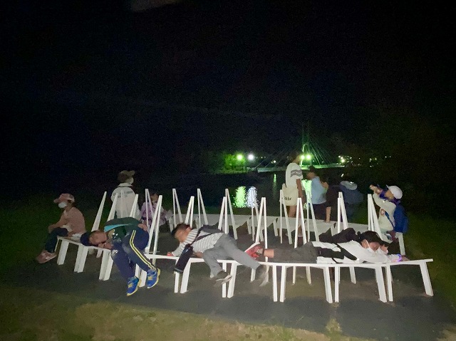ときわ湖畔周遊コースも後半に差し掛かったところ。
ここは毎年子ども達の休憩場所になっている志賀政夫さんの「空をみんなで眺める」という作品。
椅子に腰かけて青空を見上げるのが本来のコンセプトのこの作品も、今日は歩き疲れたみんなの休憩所になっていました。休憩の後は、いつもの青空とは一味違う夜空を見上げて作品を楽しんだかな？
頑張れ！ゴールまであと少し！