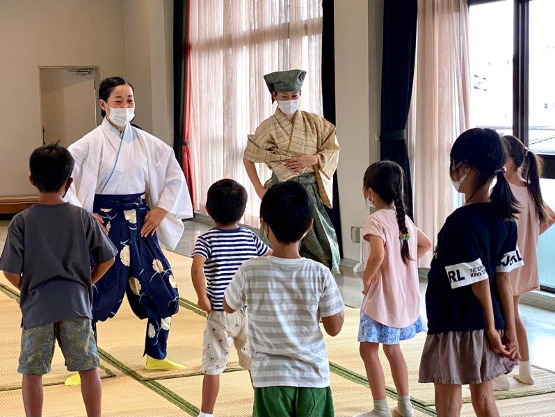 公演終了後には狂言の所作を体験するワークショップも開催され、参加した子ども達は太郎冠者、次郎冠者になりきって楽しんでいました。