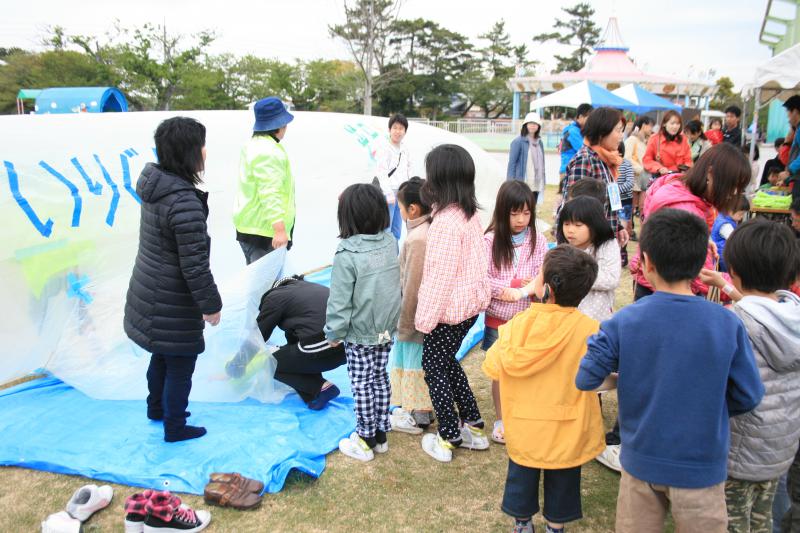 世界のあそび＆シーバルクであそぼう！（宇部市ときわ公園）
2013年4月20日（土）～21日（日）

チャイルドラインやまぐち10周年記念
2日間思う存分あそびました。