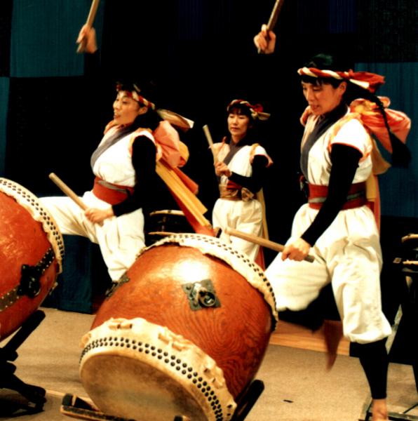 ９/１６（祝月）『和太鼓　ワークショップ』をします♪♪♪


１０/２４の舞台鑑賞例会『太鼓ライブ　いちにのドン』に向けて、親子や友達・・みんなで和太鼓の演奏を楽しみませんか！！